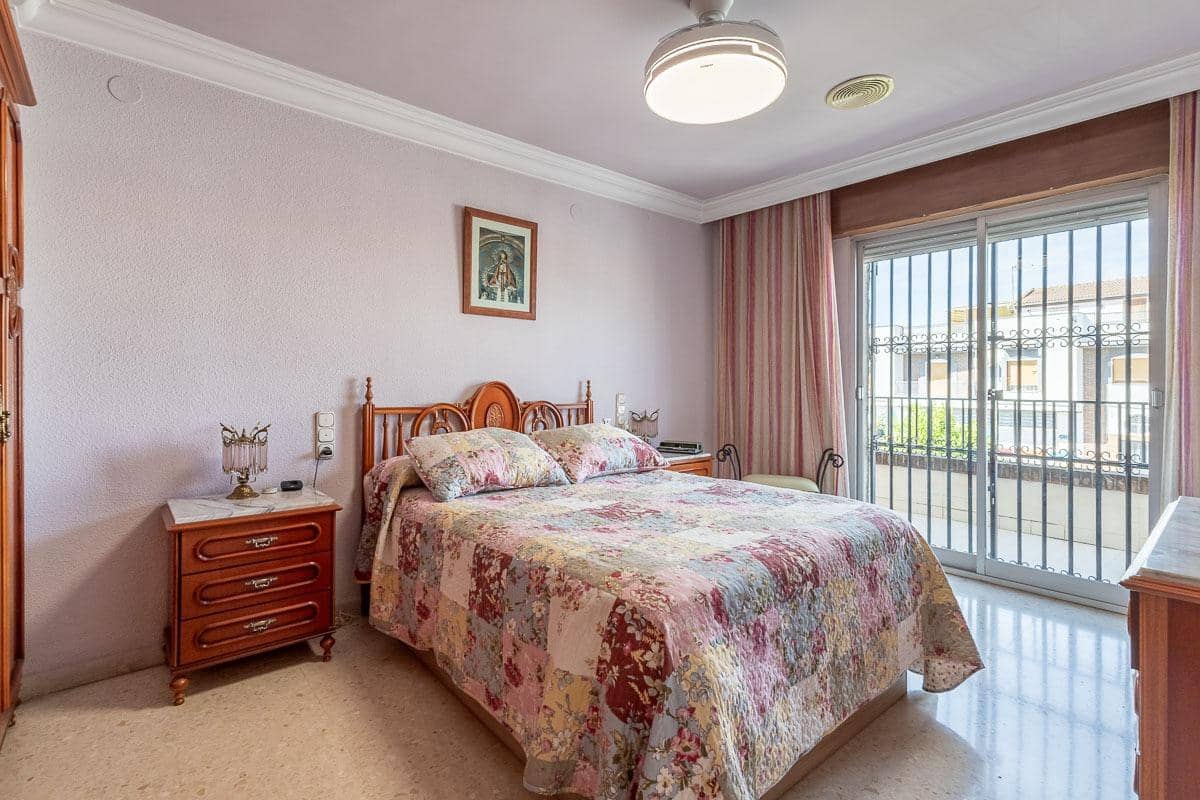 4 slaapkamer Rijtjeshuis te koop in Pinos Puente met garage - € 159.900 (Ref: 9916619)