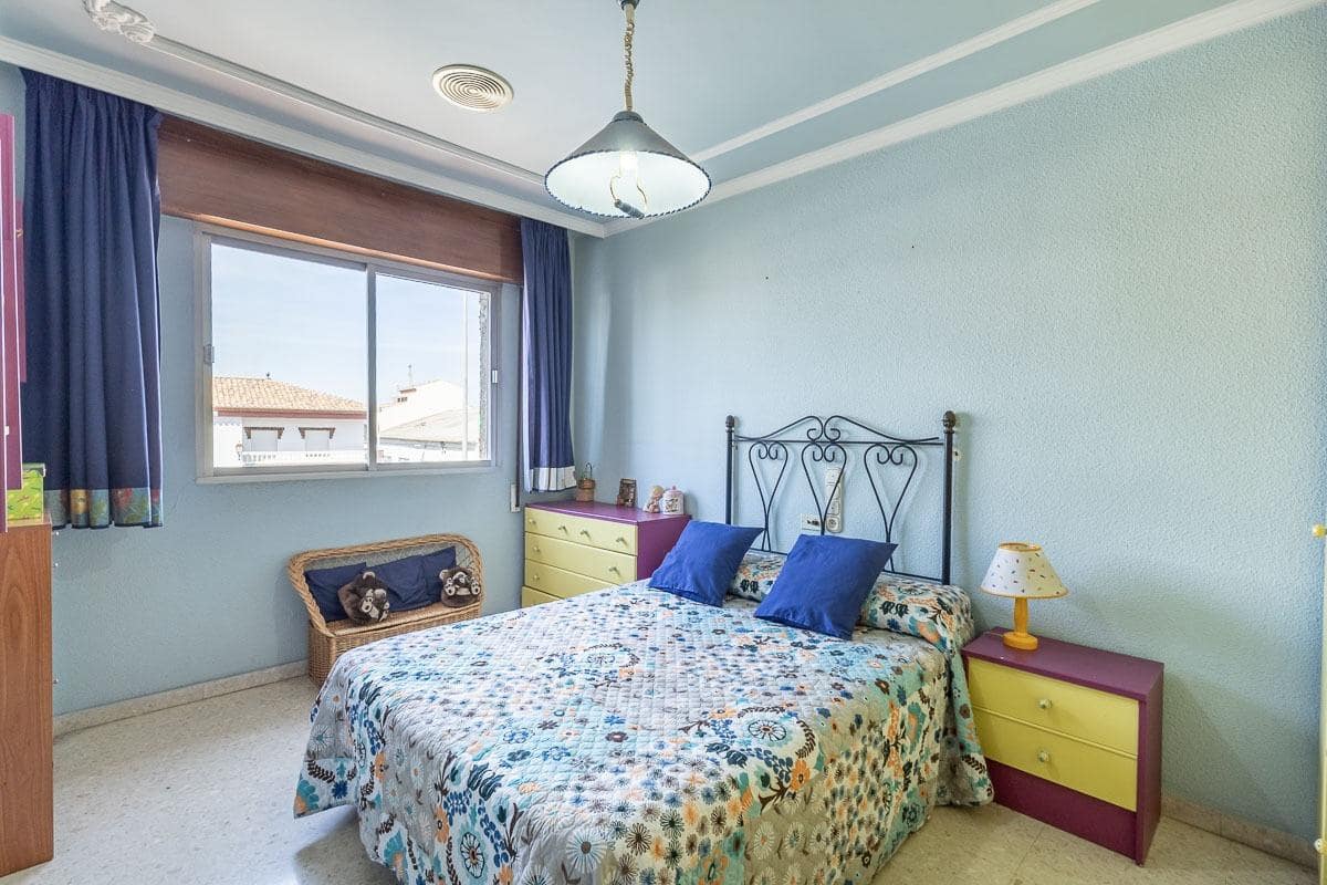 4 slaapkamer Rijtjeshuis te koop in Pinos Puente met garage - € 159.900 (Ref: 9916619)