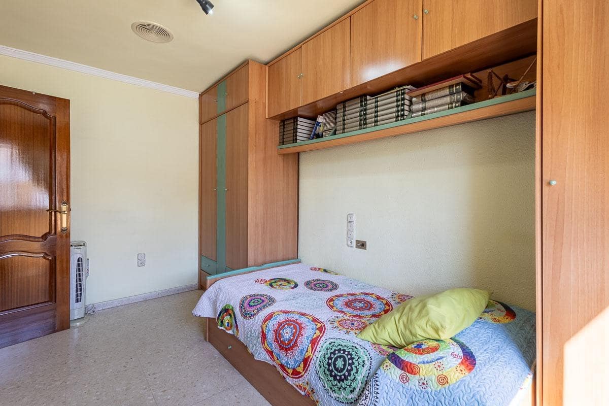 4 slaapkamer Rijtjeshuis te koop in Pinos Puente met garage - € 159.900 (Ref: 9916619)