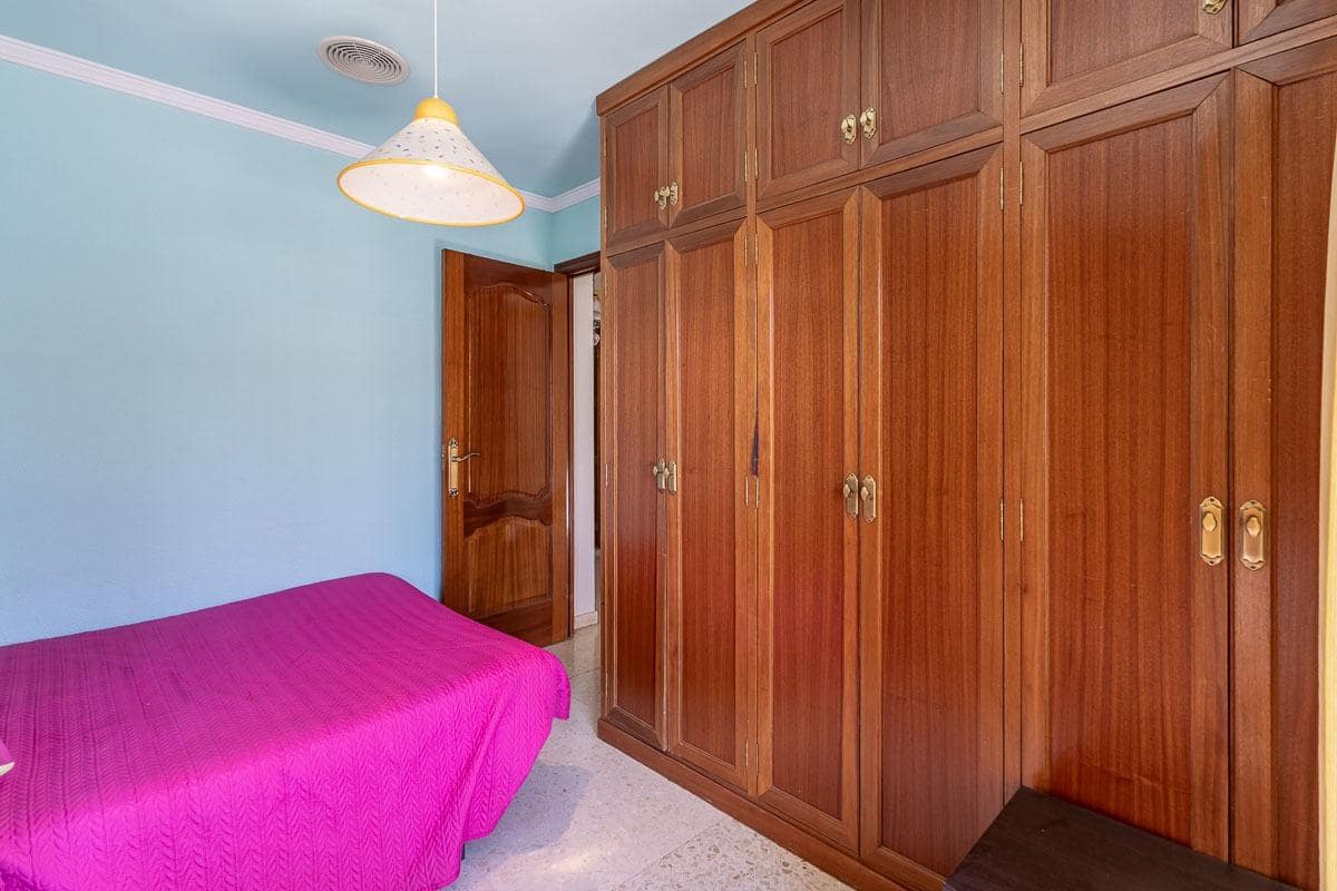 4 slaapkamer Rijtjeshuis te koop in Pinos Puente met garage - € 159.900 (Ref: 9916619)