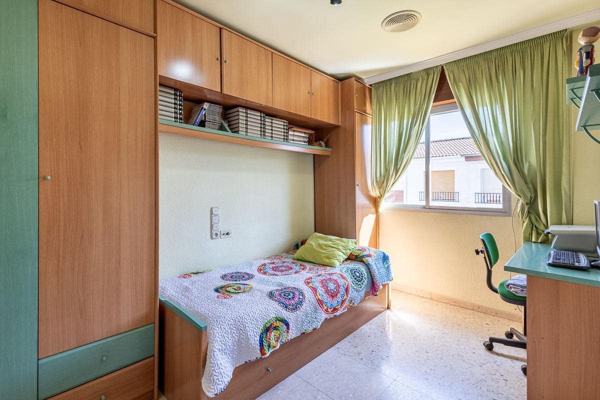 4 slaapkamer Rijtjeshuis te koop in Pinos Puente met garage - € 159.900 (Ref: 9916619)