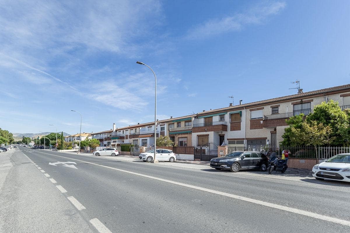 4 slaapkamer Rijtjeshuis te koop in Pinos Puente met garage - € 159.900 (Ref: 9916619)