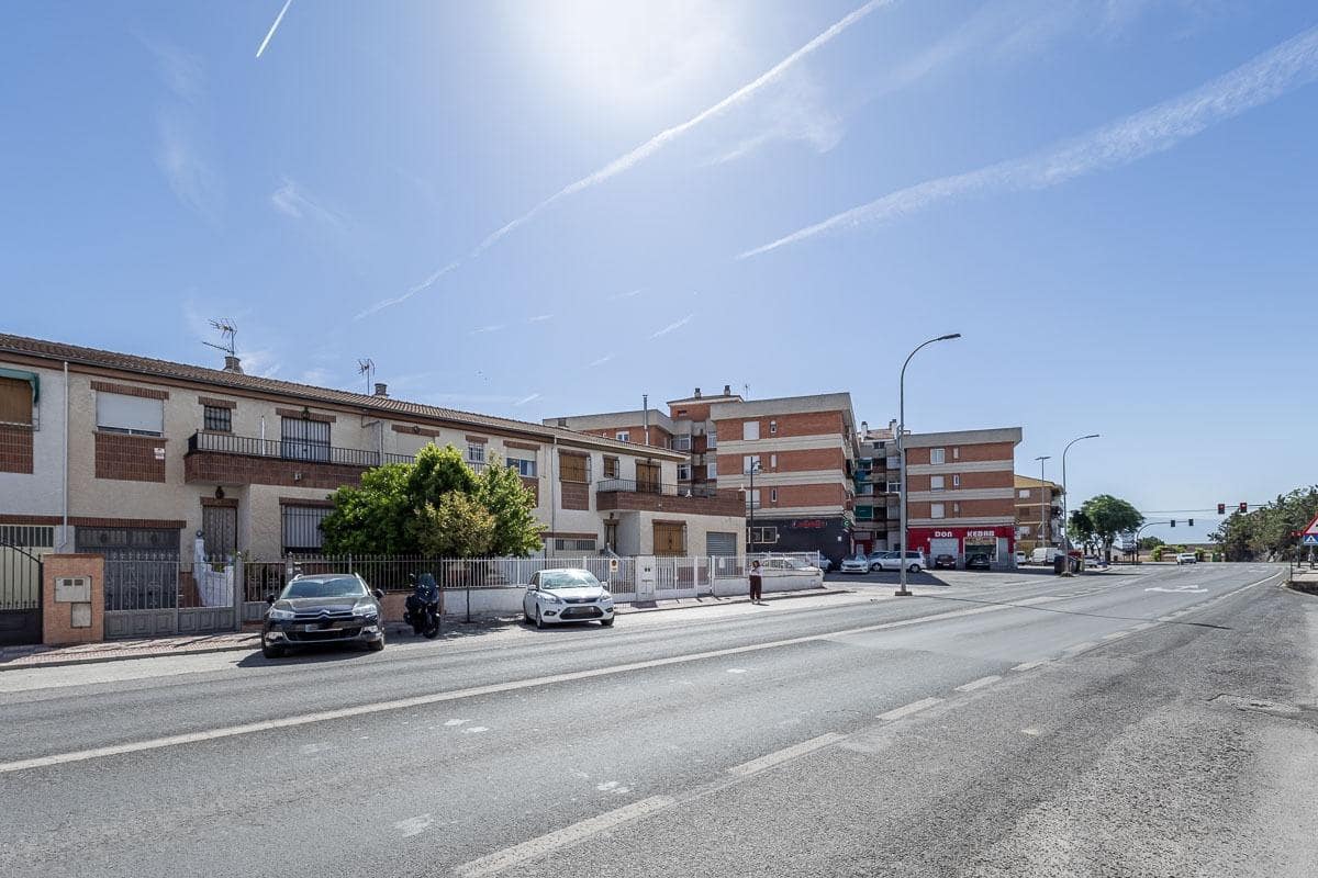 4 slaapkamer Rijtjeshuis te koop in Pinos Puente met garage - € 159.900 (Ref: 9916619)