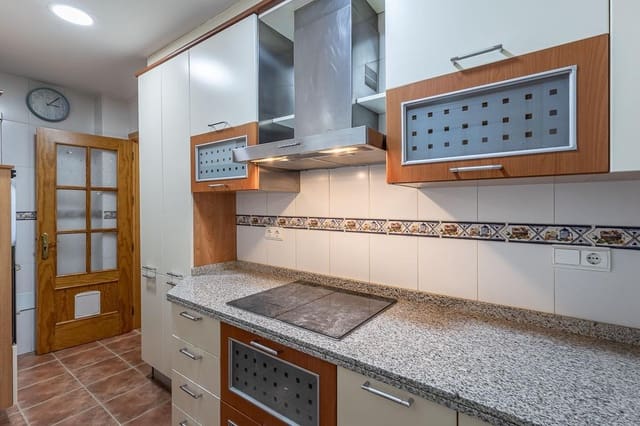 3 makuuhuone Huoneisto myytävänä paikassa Centro - Sagrario, Granada kaupunki mukana 
autotalli - 154 900 € (Ref: 9916624)