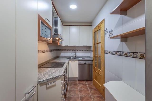 3 makuuhuone Huoneisto myytävänä paikassa Centro - Sagrario, Granada kaupunki mukana 
autotalli - 154 900 € (Ref: 9916624)