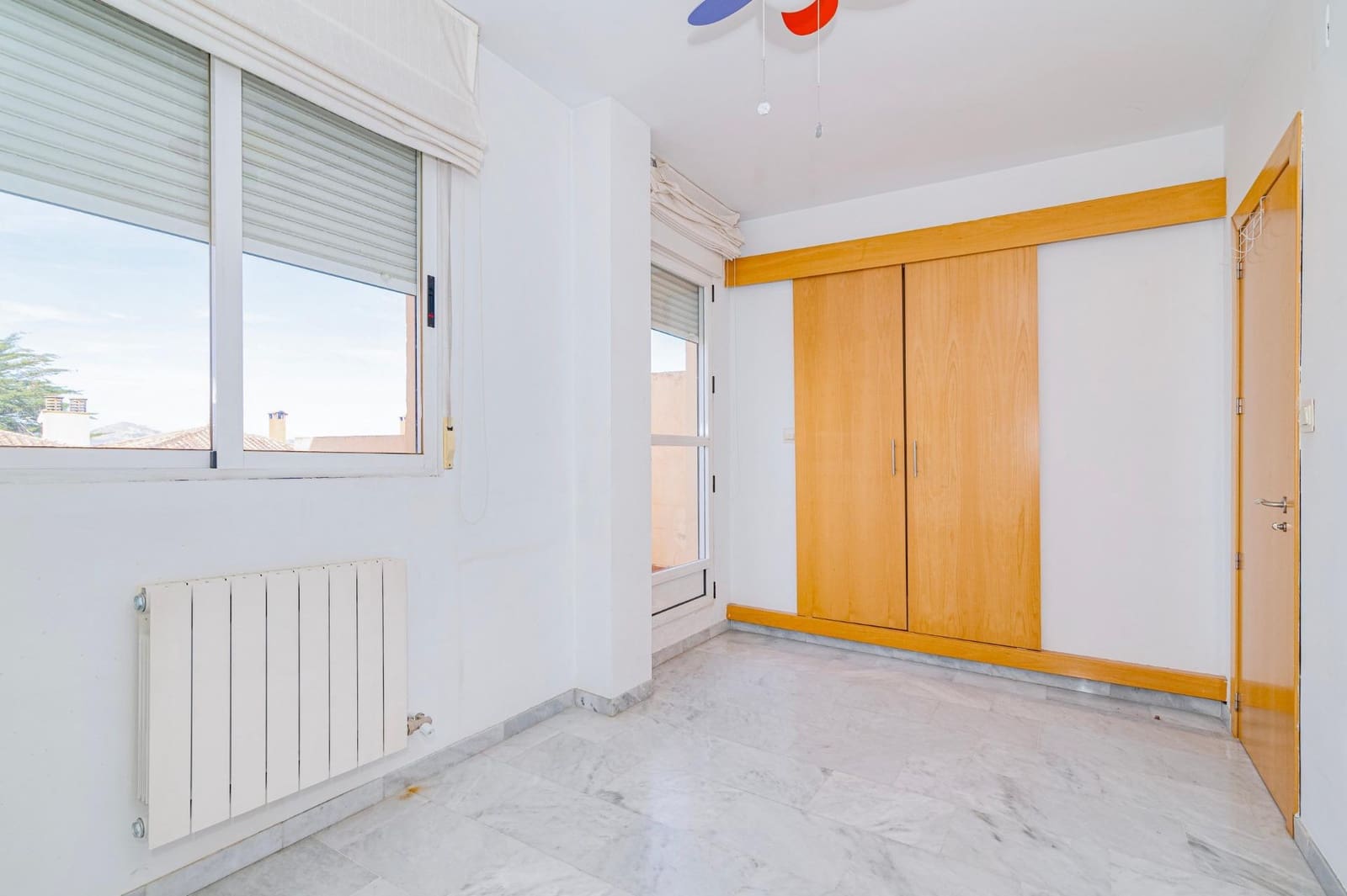2 slaapkamer Rijtjeshuis te koop in Ogijares met zwembad garage - € 248.000 (Ref: 9916632)