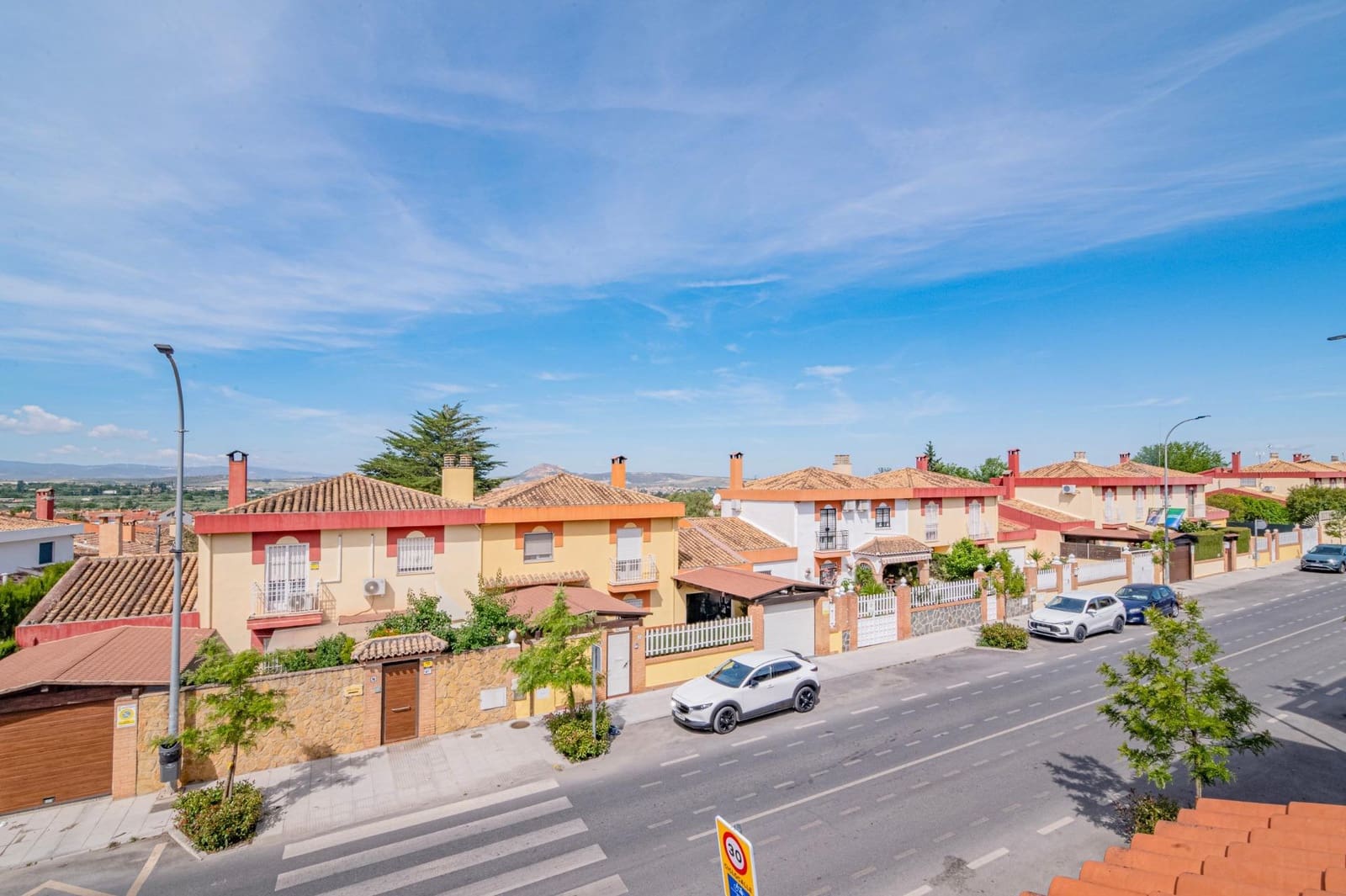 2 slaapkamer Rijtjeshuis te koop in Ogijares met zwembad garage - € 248.000 (Ref: 9916632)