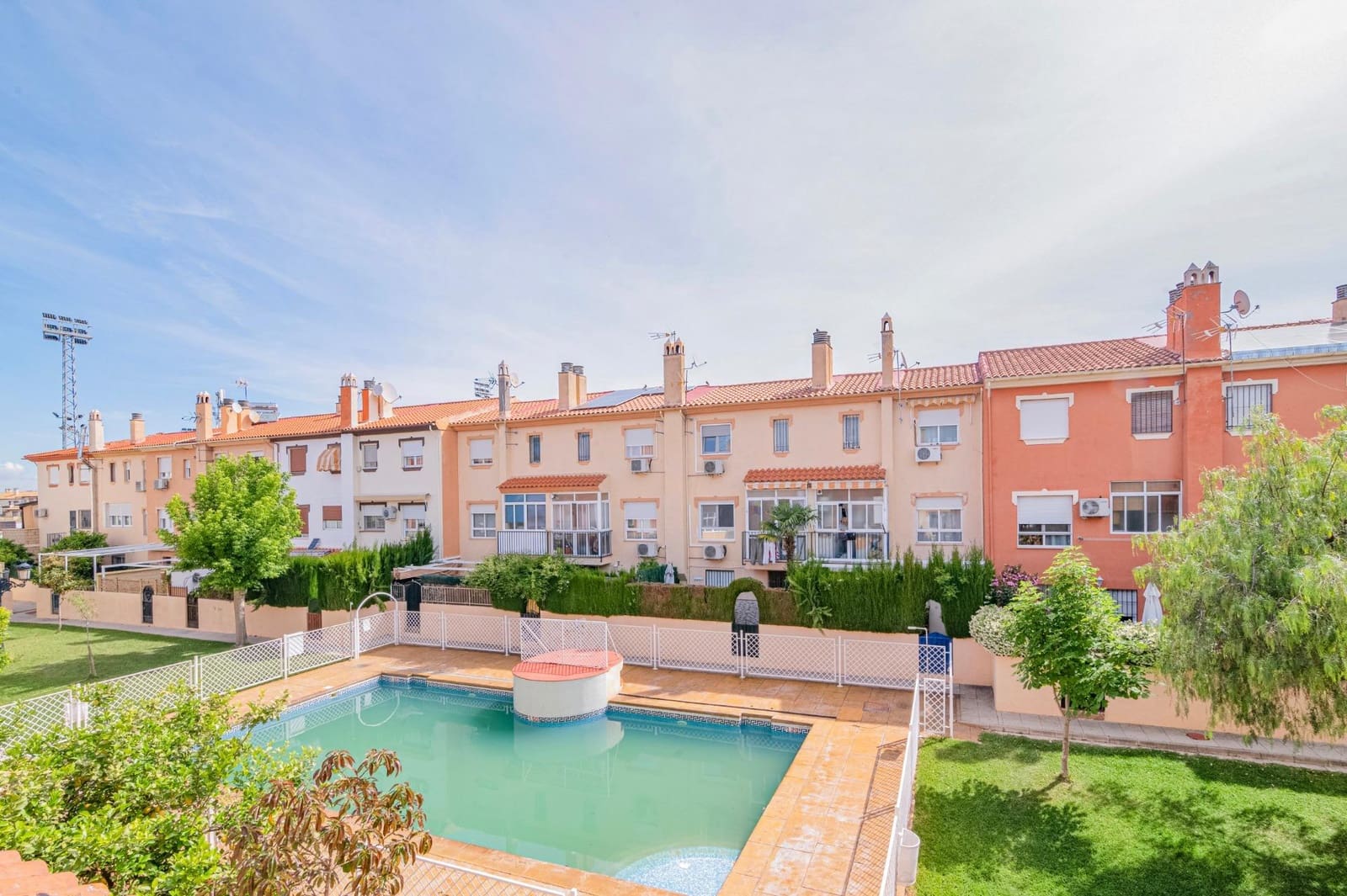 2 slaapkamer Rijtjeshuis te koop in Ogijares met zwembad garage - € 248.000 (Ref: 9916632)