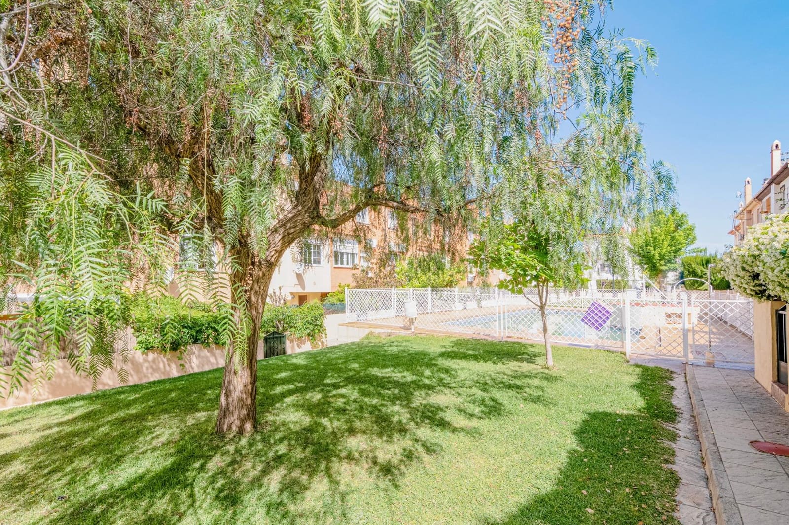 2 slaapkamer Rijtjeshuis te koop in Ogijares met zwembad garage - € 248.000 (Ref: 9916632)