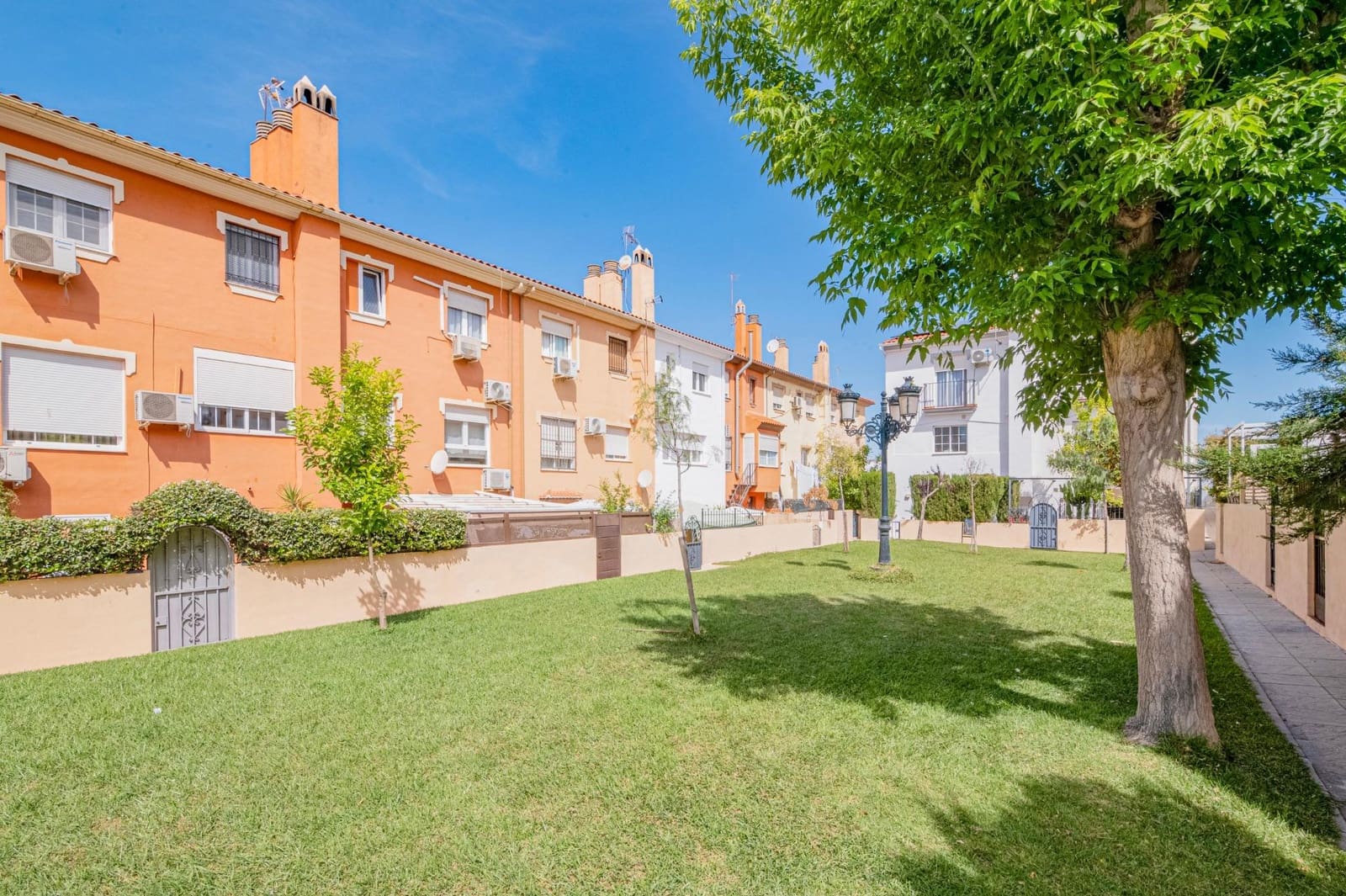 2 slaapkamer Rijtjeshuis te koop in Ogijares met zwembad garage - € 248.000 (Ref: 9916632)