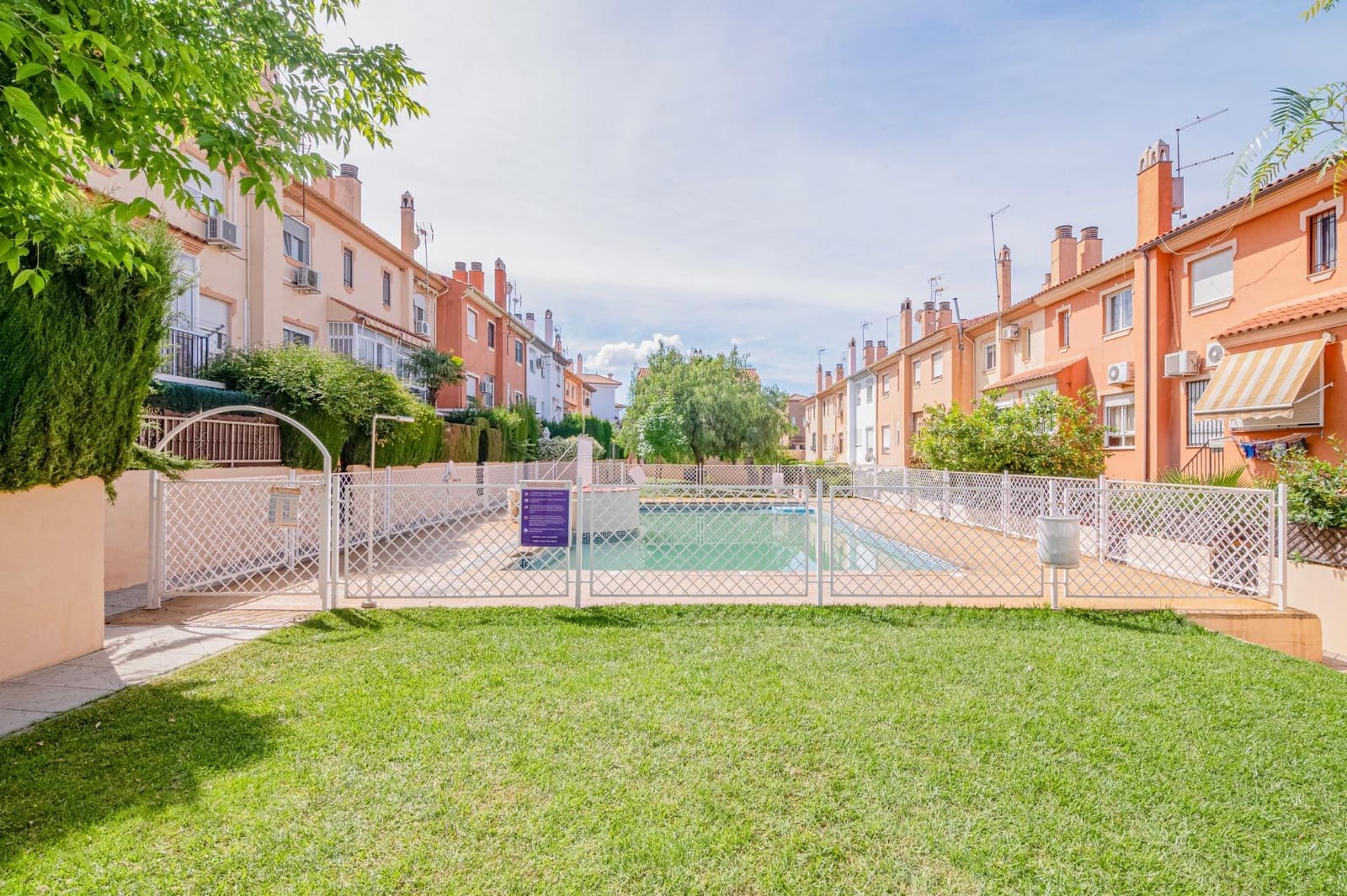 2 slaapkamer Rijtjeshuis te koop in Ogijares met zwembad garage - € 248.000 (Ref: 9916632)