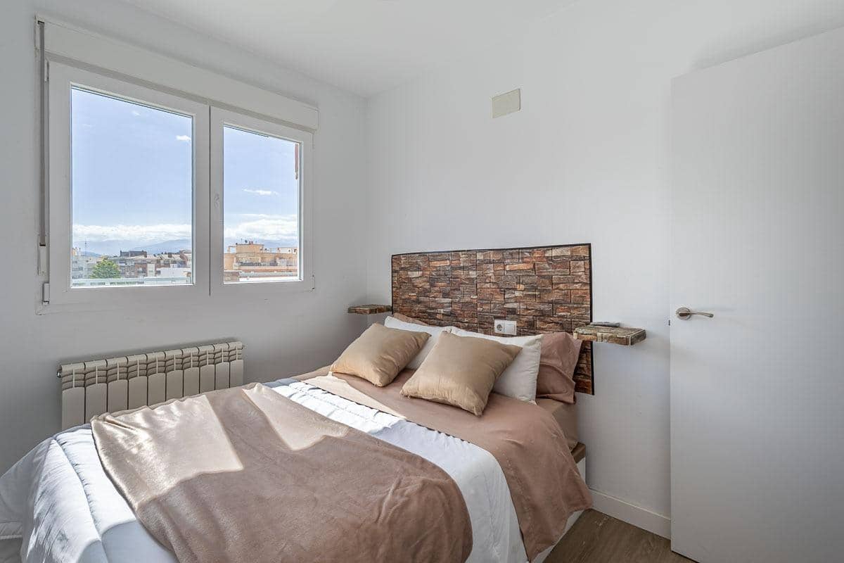 2 bedroom Penthouse for sale in Granada city with garage - € 189,000 (Ref: 9916638)