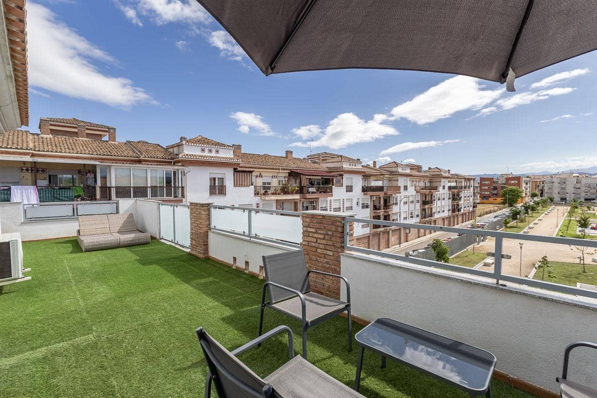 2 bedroom Penthouse for sale in Granada city with garage - € 189,000 (Ref: 9916638)