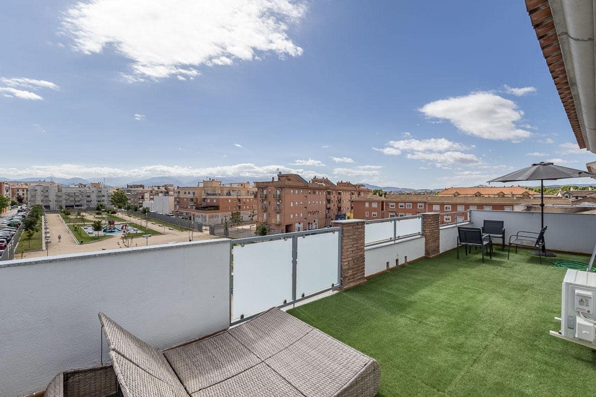 2 bedroom Penthouse for sale in Granada city with garage - € 189,000 (Ref: 9916638)