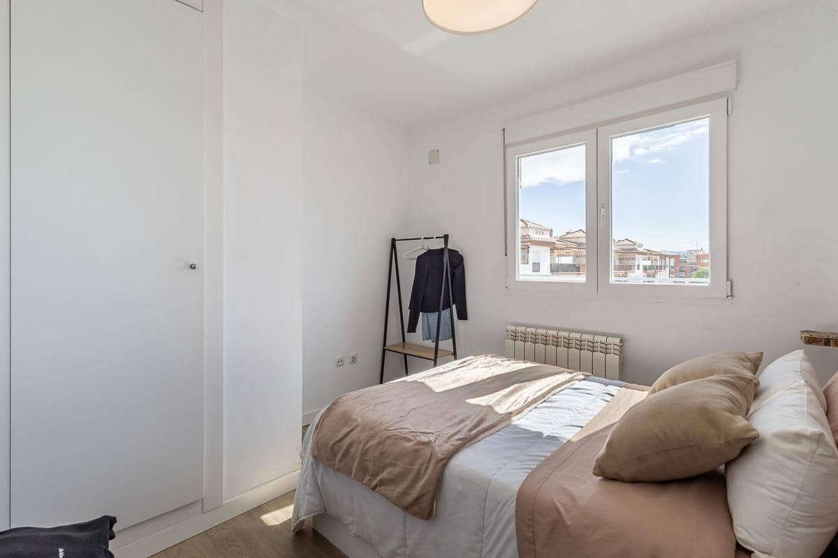 2 bedroom Penthouse for sale in Granada city with garage - € 189,000 (Ref: 9916638)