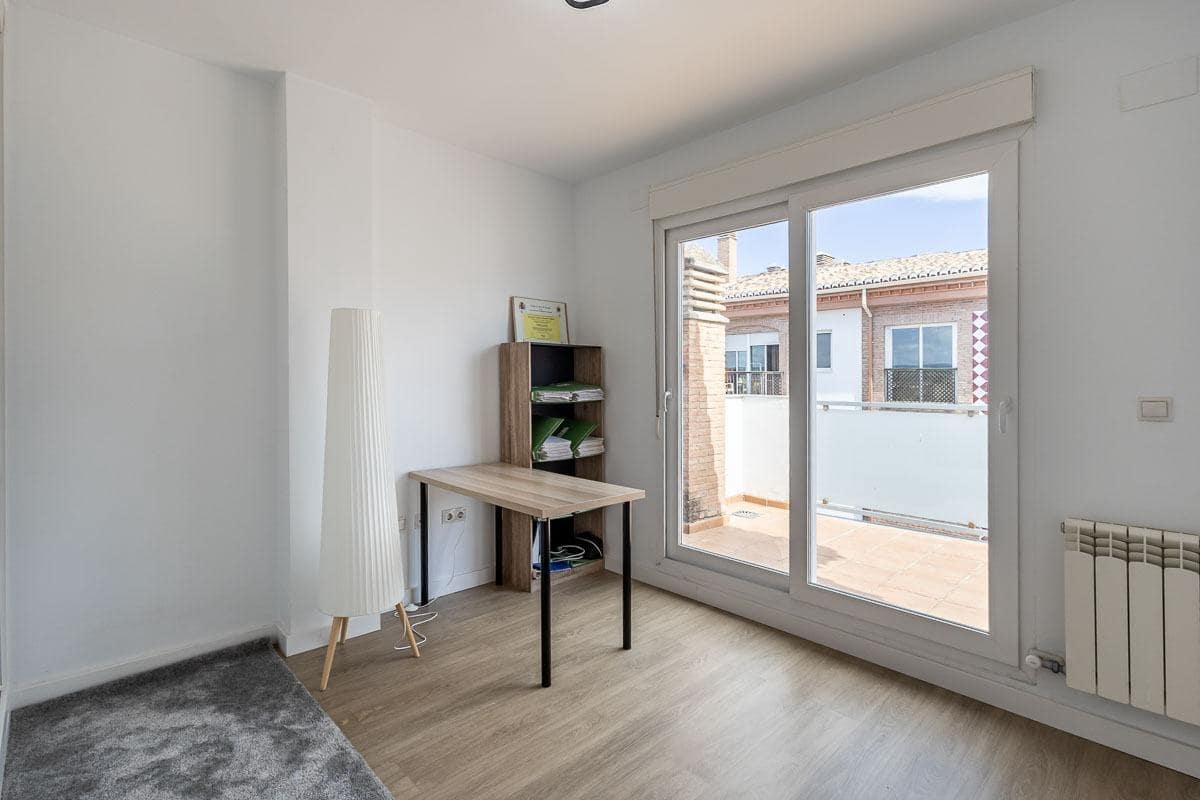 2 bedroom Penthouse for sale in Granada city with garage - € 189,000 (Ref: 9916638)