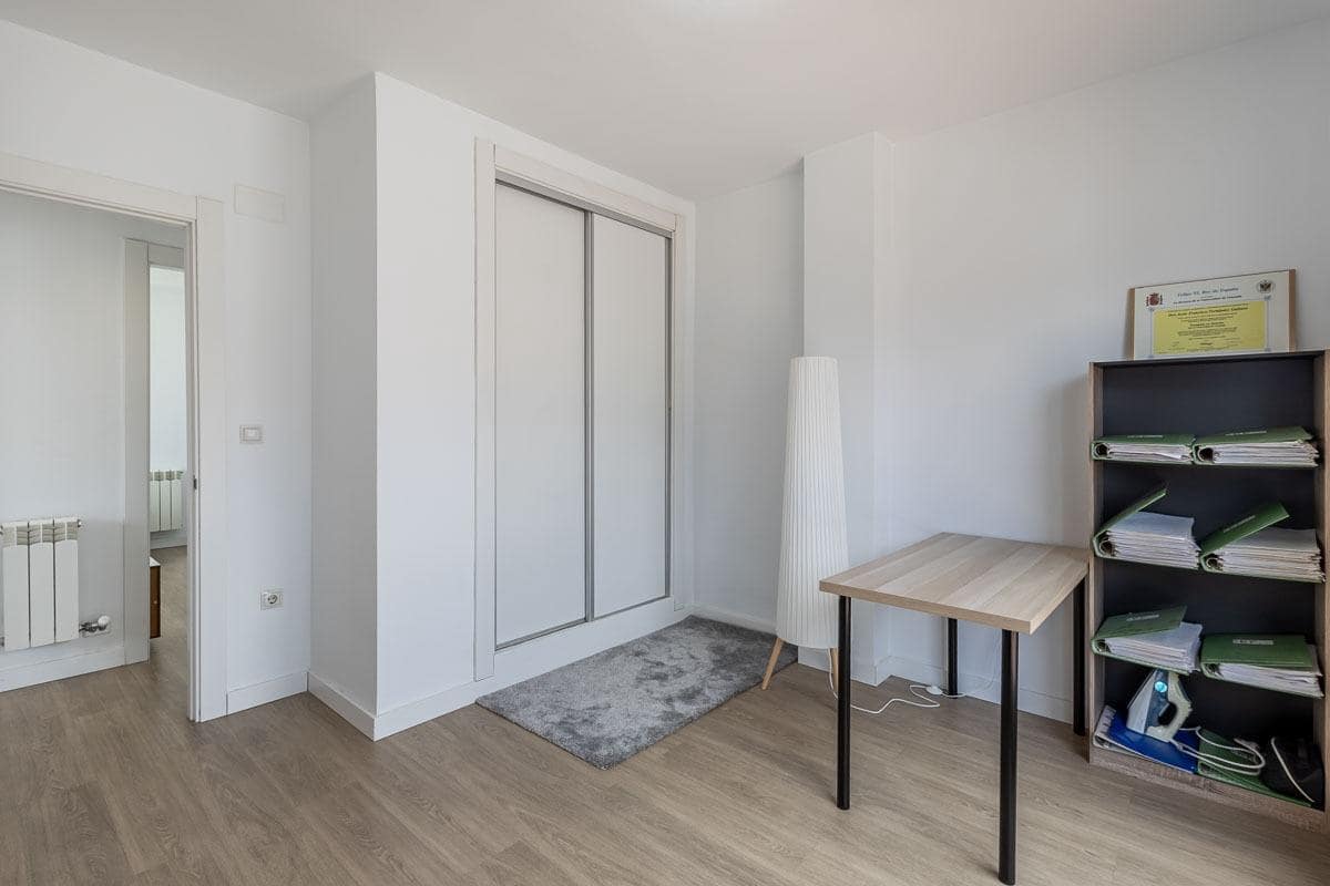 2 bedroom Penthouse for sale in Granada city with garage - € 189,000 (Ref: 9916638)