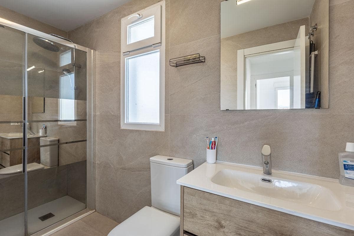 2 bedroom Penthouse for sale in Granada city with garage - € 189,000 (Ref: 9916638)