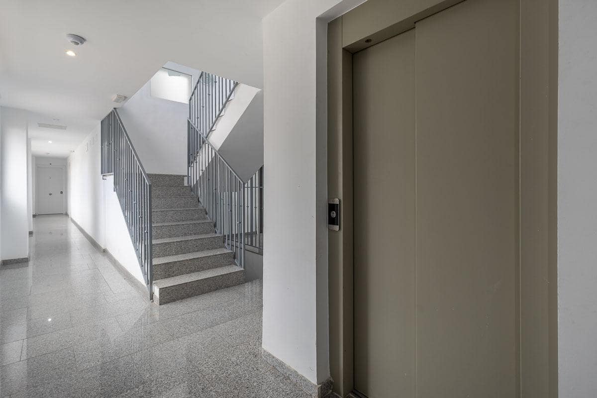 2 bedroom Penthouse for sale in Granada city with garage - € 189,000 (Ref: 9916638)