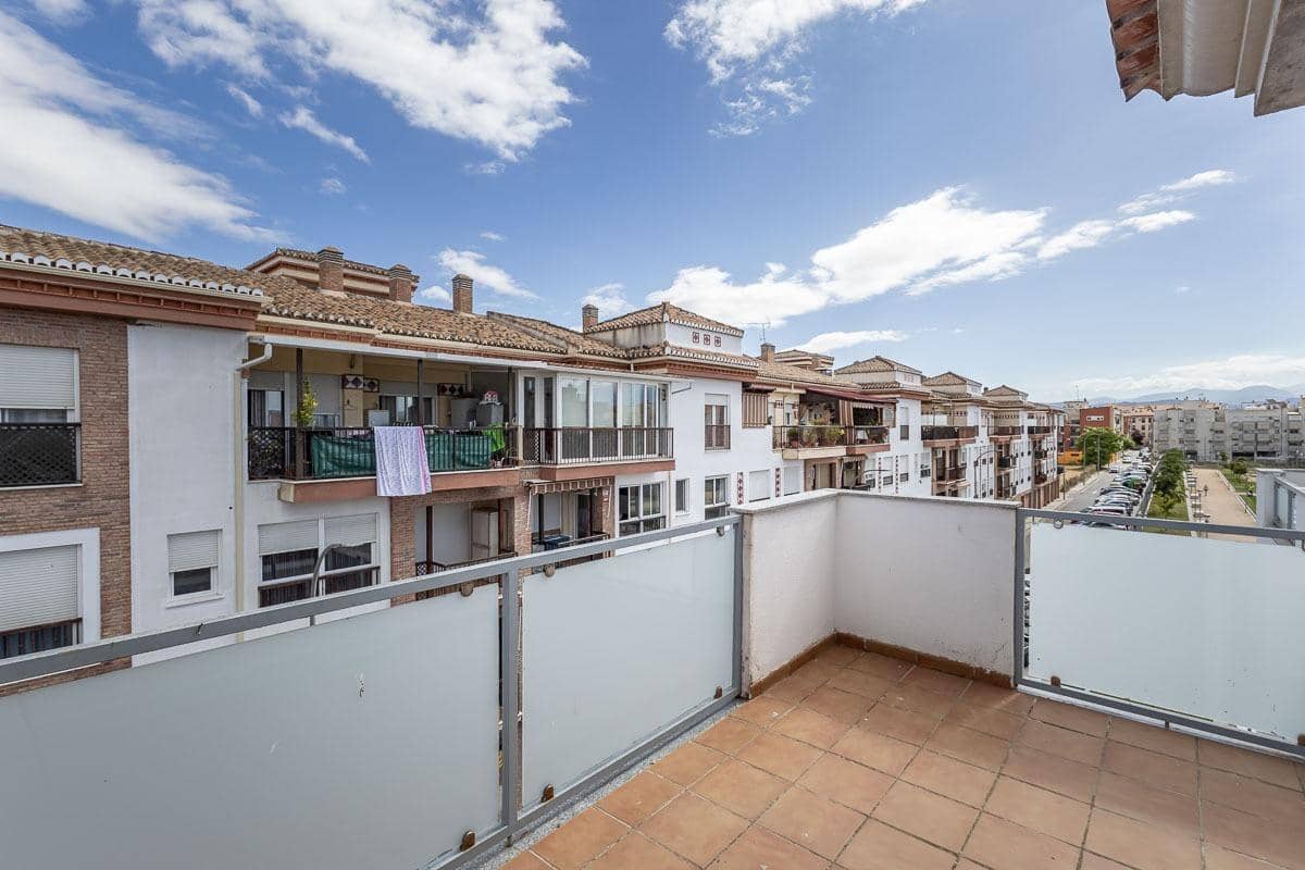 2 bedroom Penthouse for sale in Granada city with garage - € 189,000 (Ref: 9916638)
