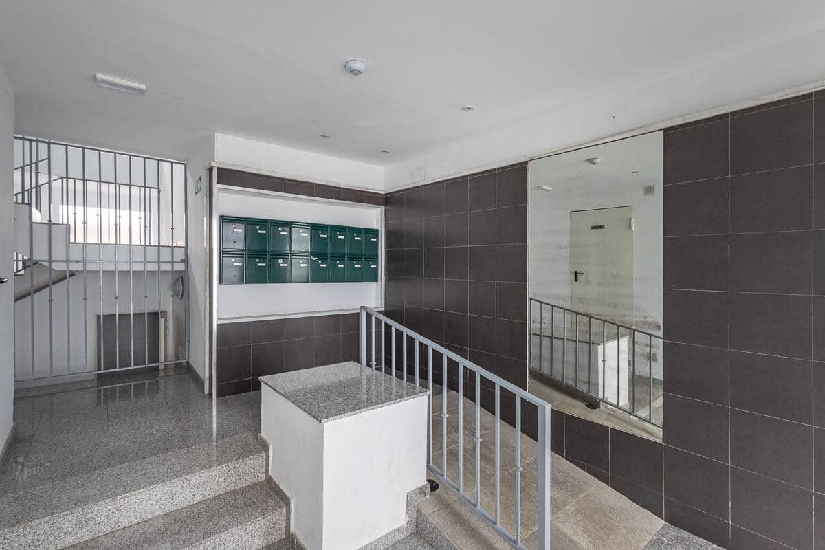 2 bedroom Penthouse for sale in Granada city with garage - € 189,000 (Ref: 9916638)