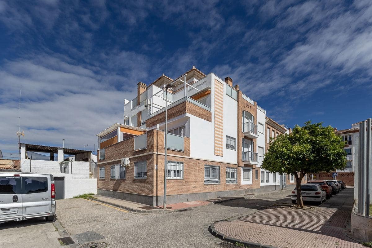 2 bedroom Penthouse for sale in Granada city with garage - € 189,000 (Ref: 9916638)