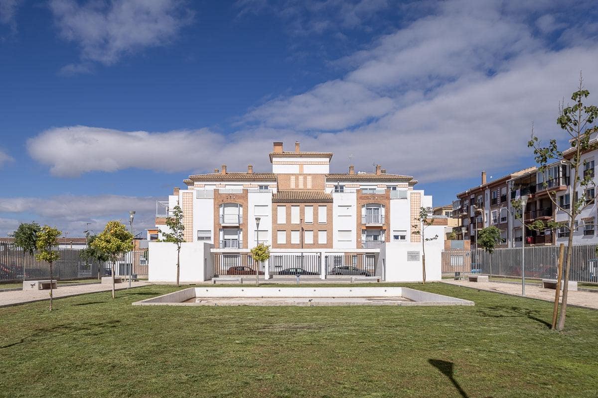 2 bedroom Penthouse for sale in Granada city with garage - € 189,000 (Ref: 9916638)
