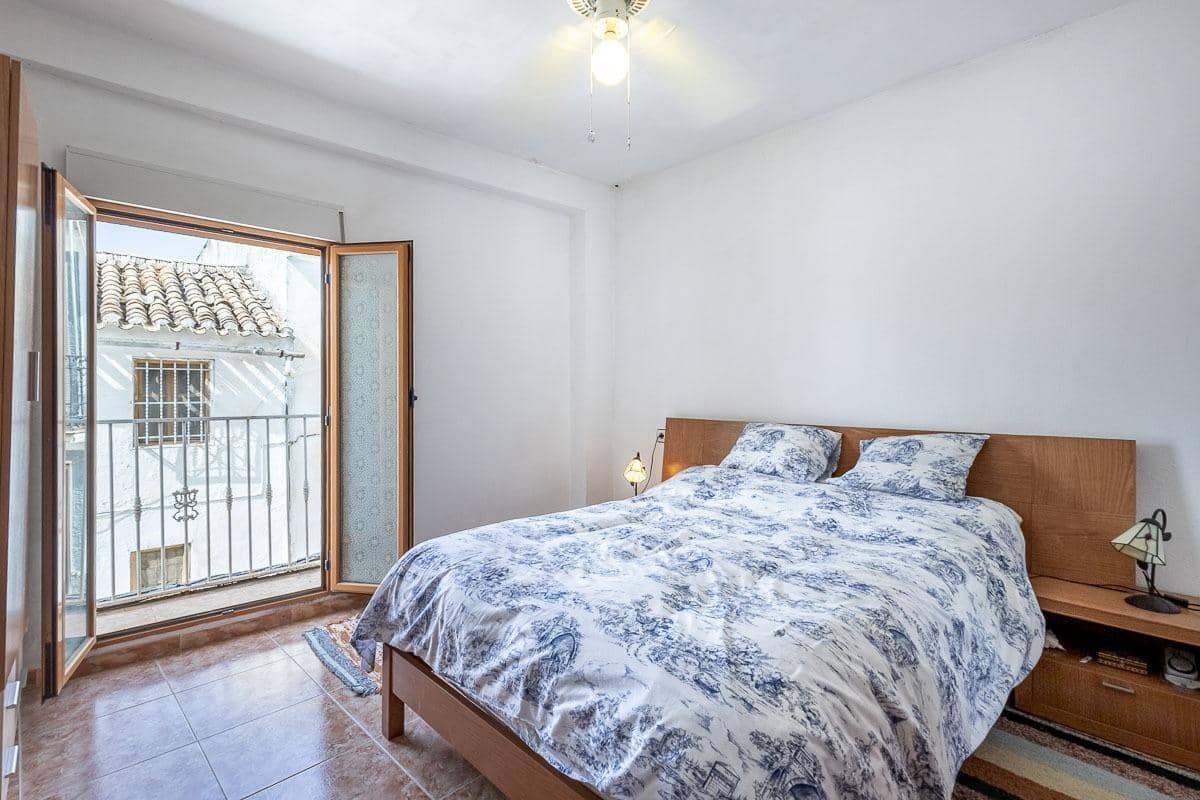 3 bedroom Villa for sale in Montefrio - € 49,000 (Ref: 9921946)