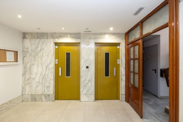 4 soveværelse Lejlighed til salg i Granada by med garage - € 399.000 (Ref: 9921948)