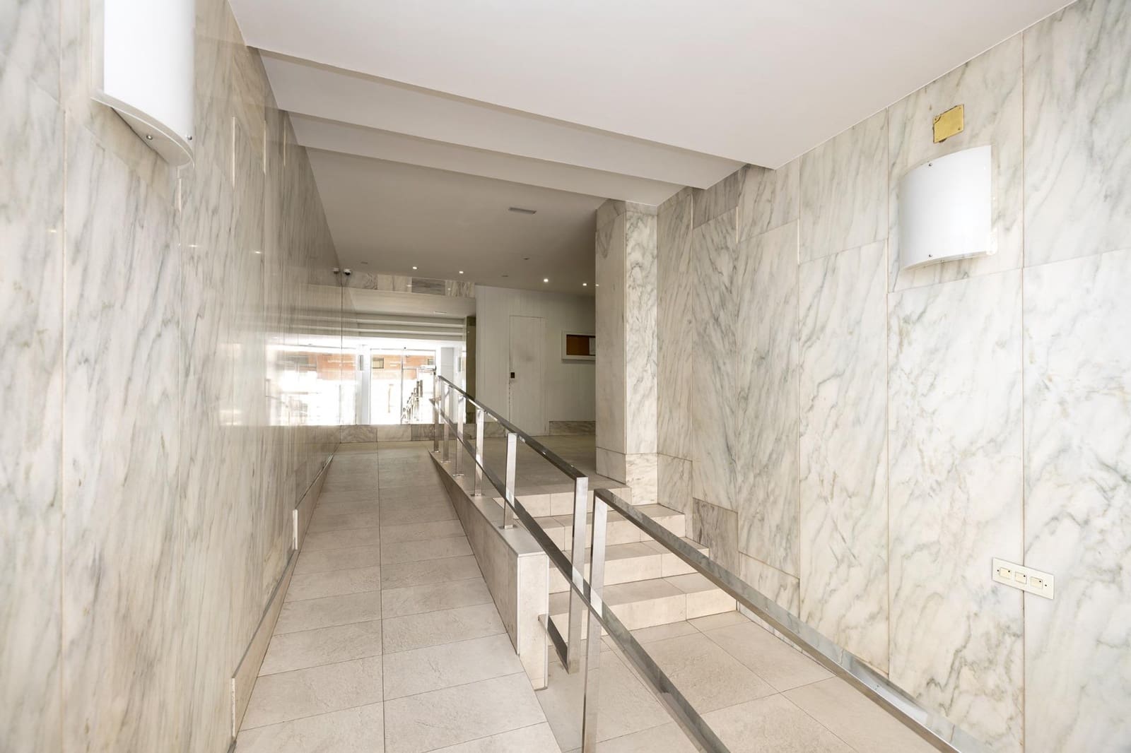 4 soveværelse Lejlighed til salg i Granada by med garage - € 399.000 (Ref: 9921948)
