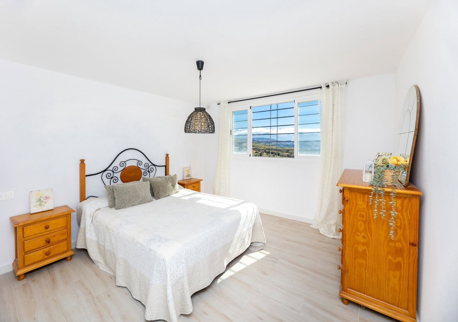 4 bedroom Villa for sale in Nivar with garage - € 320,000 (Ref: 9924311)