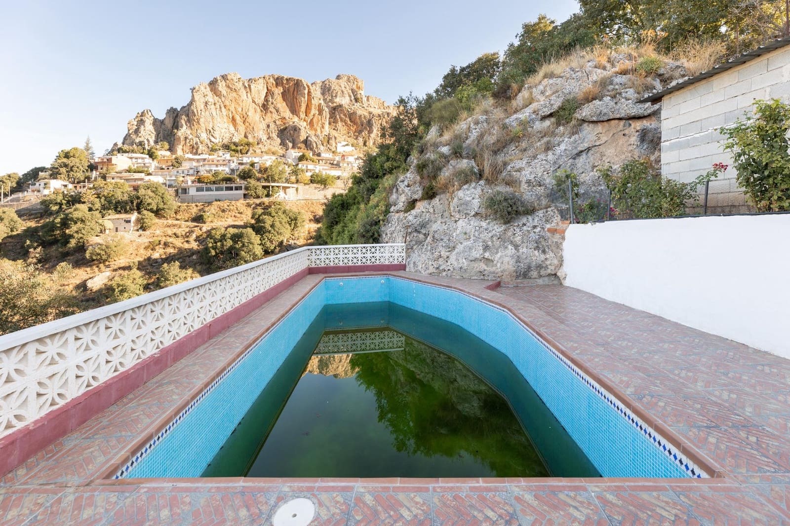 5 bedroom Villa for sale in Cogollos Vega with pool garage - € 215,000 (Ref: 9928931)