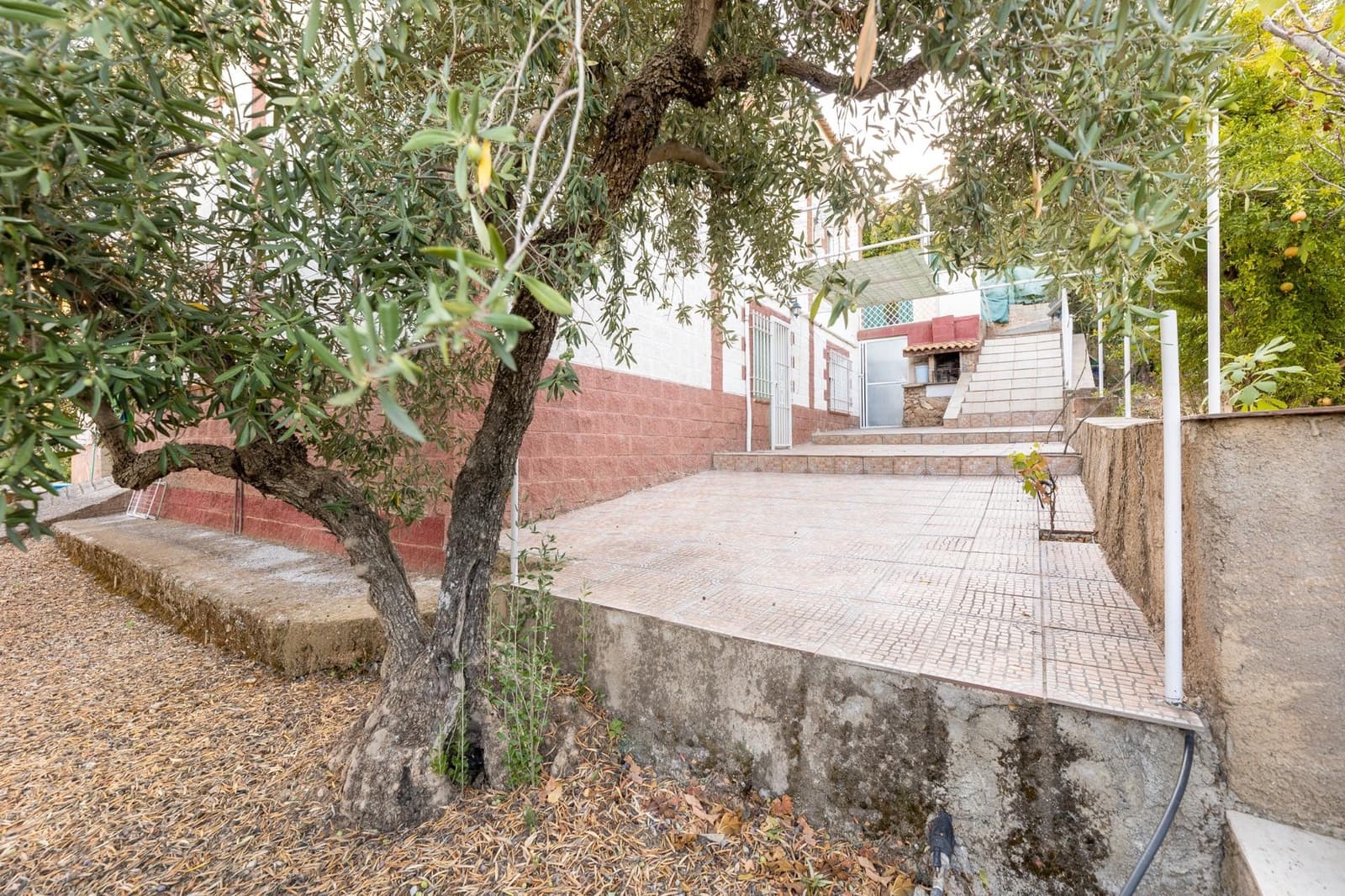 5 bedroom Villa for sale in Cogollos Vega with pool garage - € 215,000 (Ref: 9928931)