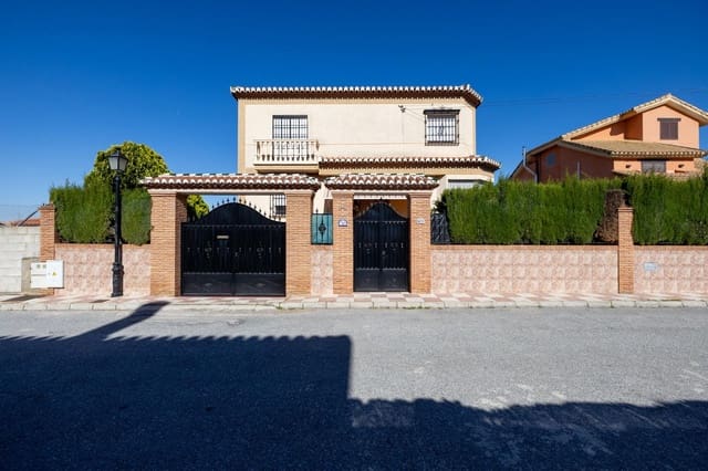 4 quarto Moradia para venda em Cúllar Vega com piscina garagem - 325 000 € (Ref: 9935993)