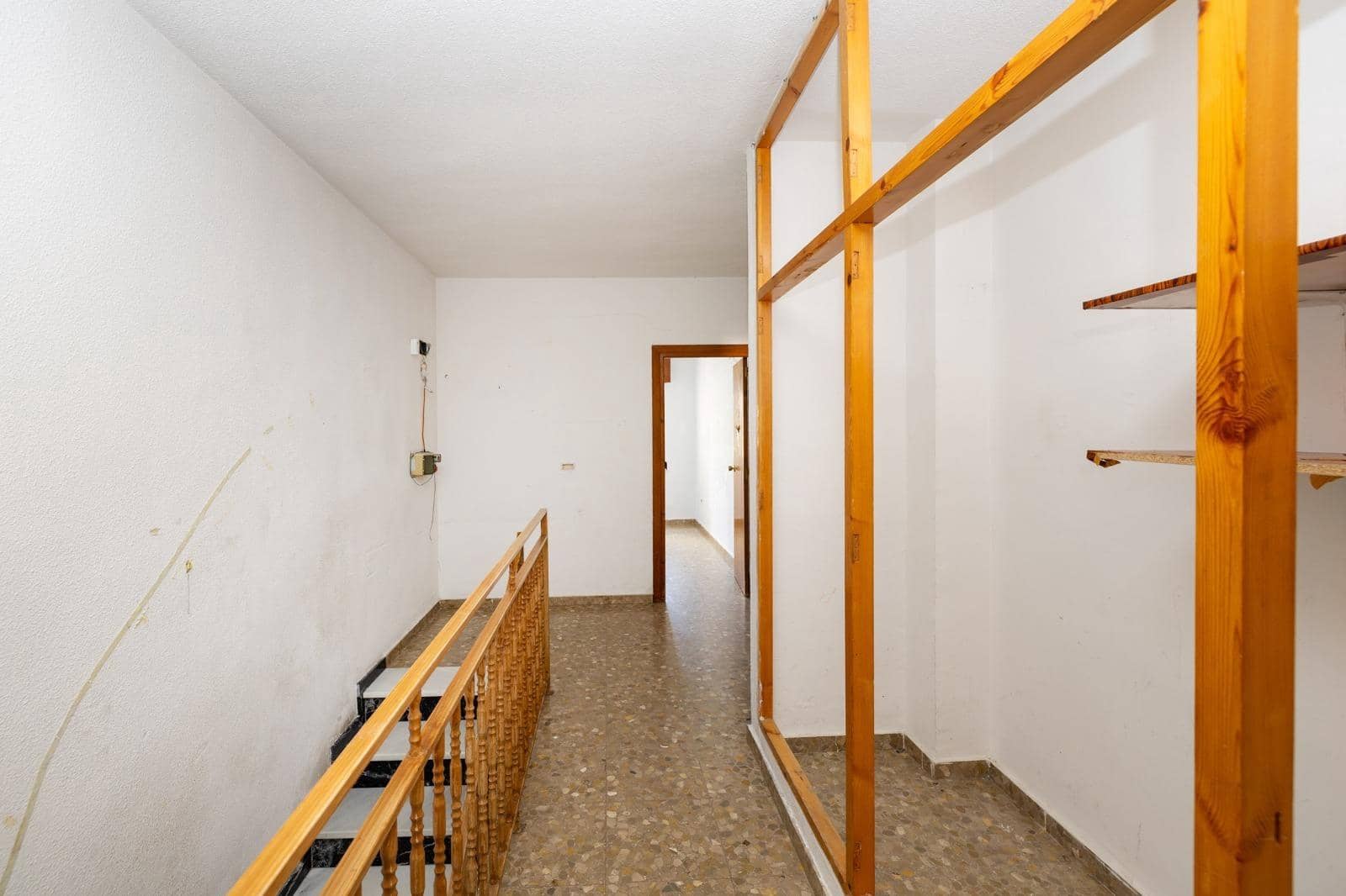 5 soveværelse Villa til salg i La Zubia med swimmingpool garage - € 199.000 (Ref: 9935995)
