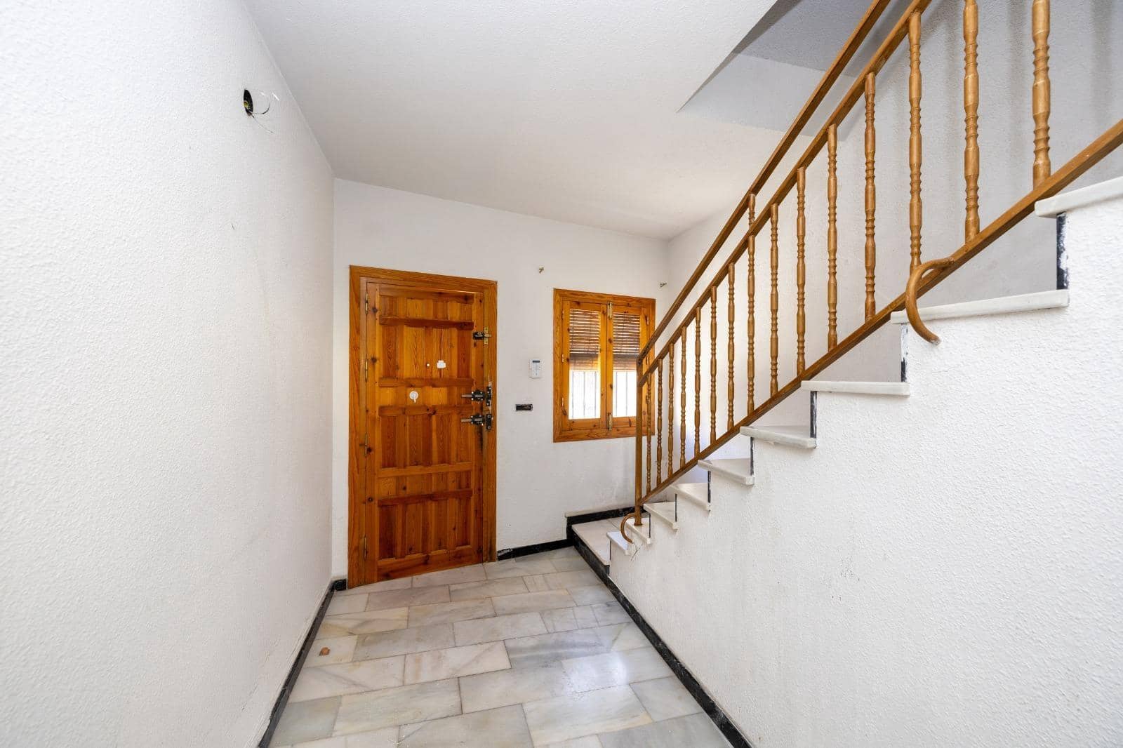 5 soveværelse Villa til salg i La Zubia med swimmingpool garage - € 199.000 (Ref: 9935995)
