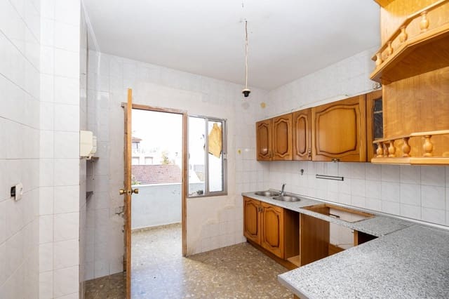 5 soverom Villa til salgs i La Zubia med svømmebasseng garasje - € 199 000 (Ref: 9935995)