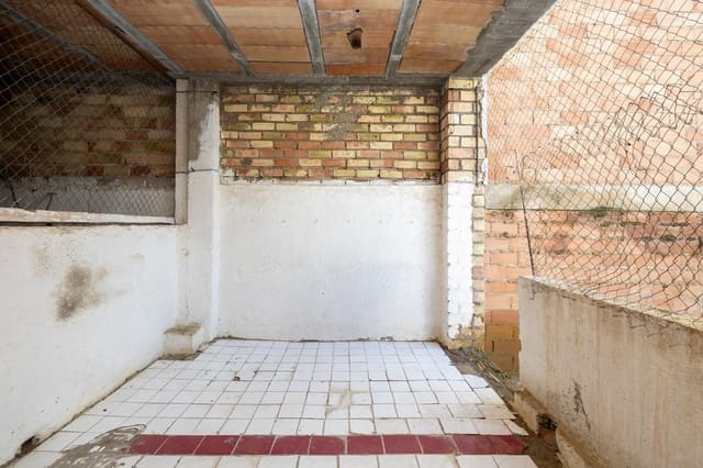 5 soverom Villa til salgs i La Zubia med svømmebasseng garasje - € 199 000 (Ref: 9935995)