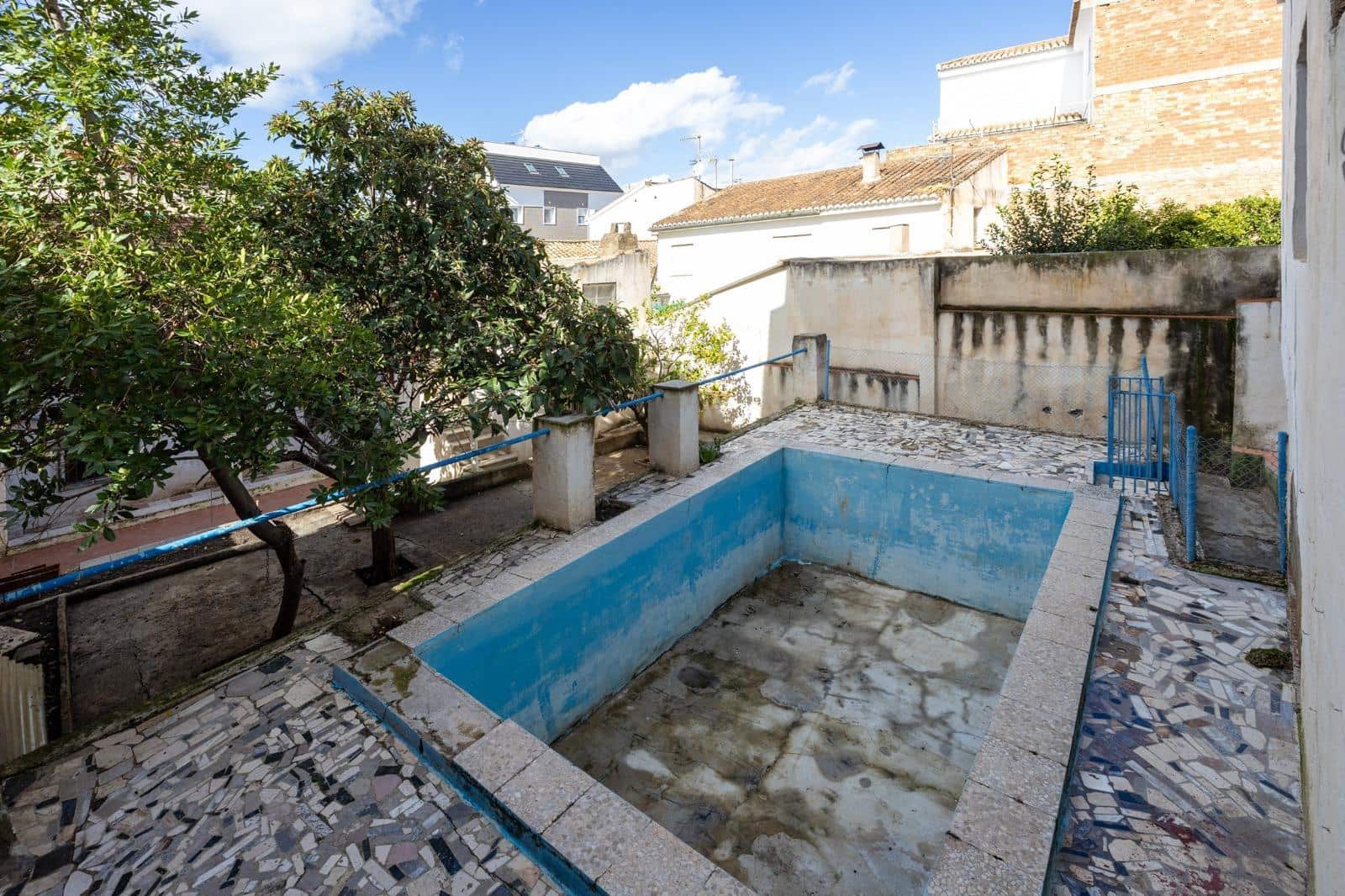 5 soveværelse Villa til salg i La Zubia med swimmingpool garage - € 199.000 (Ref: 9935995)