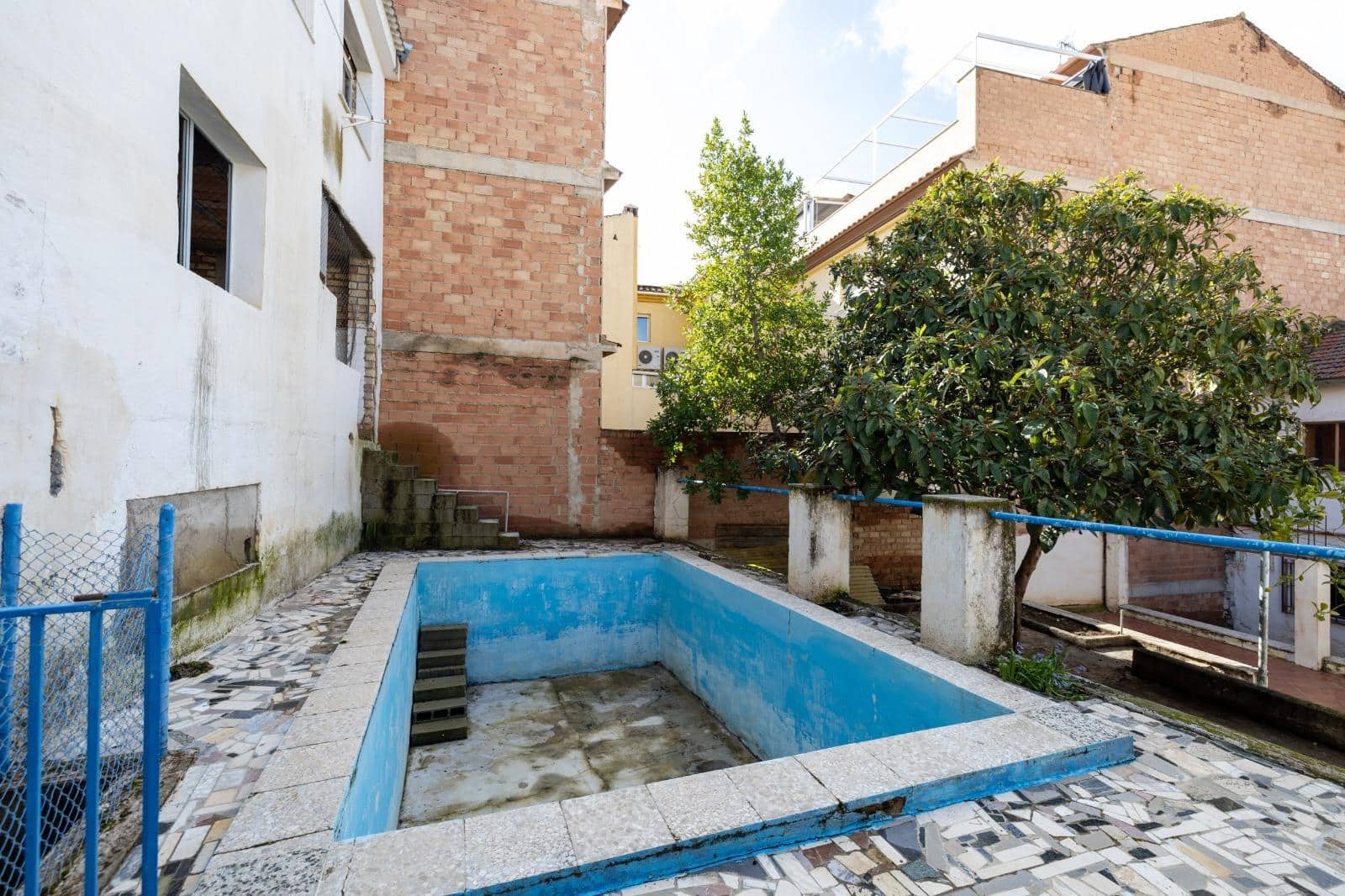 5 soveværelse Villa til salg i La Zubia med swimmingpool garage - € 199.000 (Ref: 9935995)