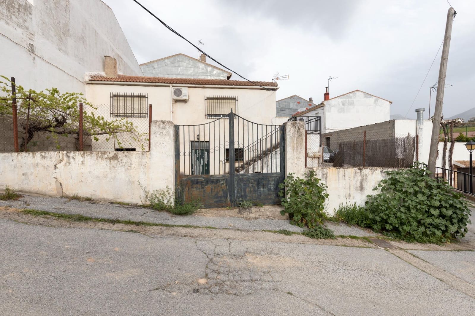 4 soveværelse Villa til salg i Iznalloz med garage - € 110.000 (Ref: 9942032)