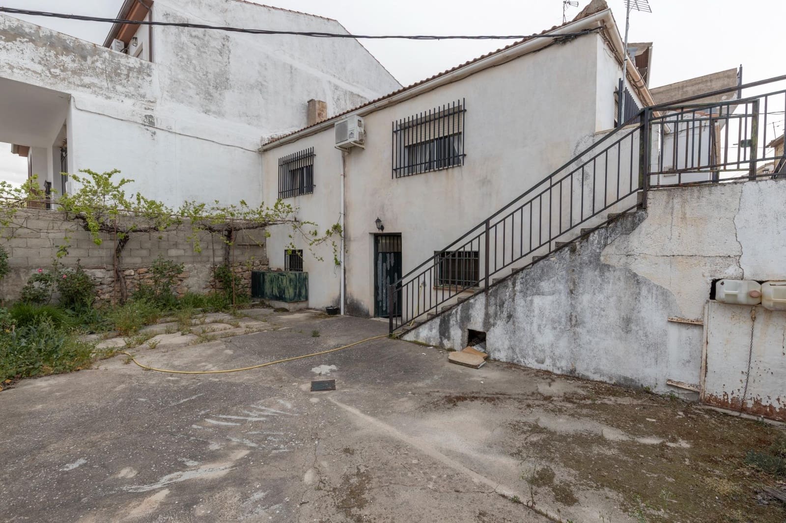 4 soveværelse Villa til salg i Iznalloz med garage - € 110.000 (Ref: 9942032)