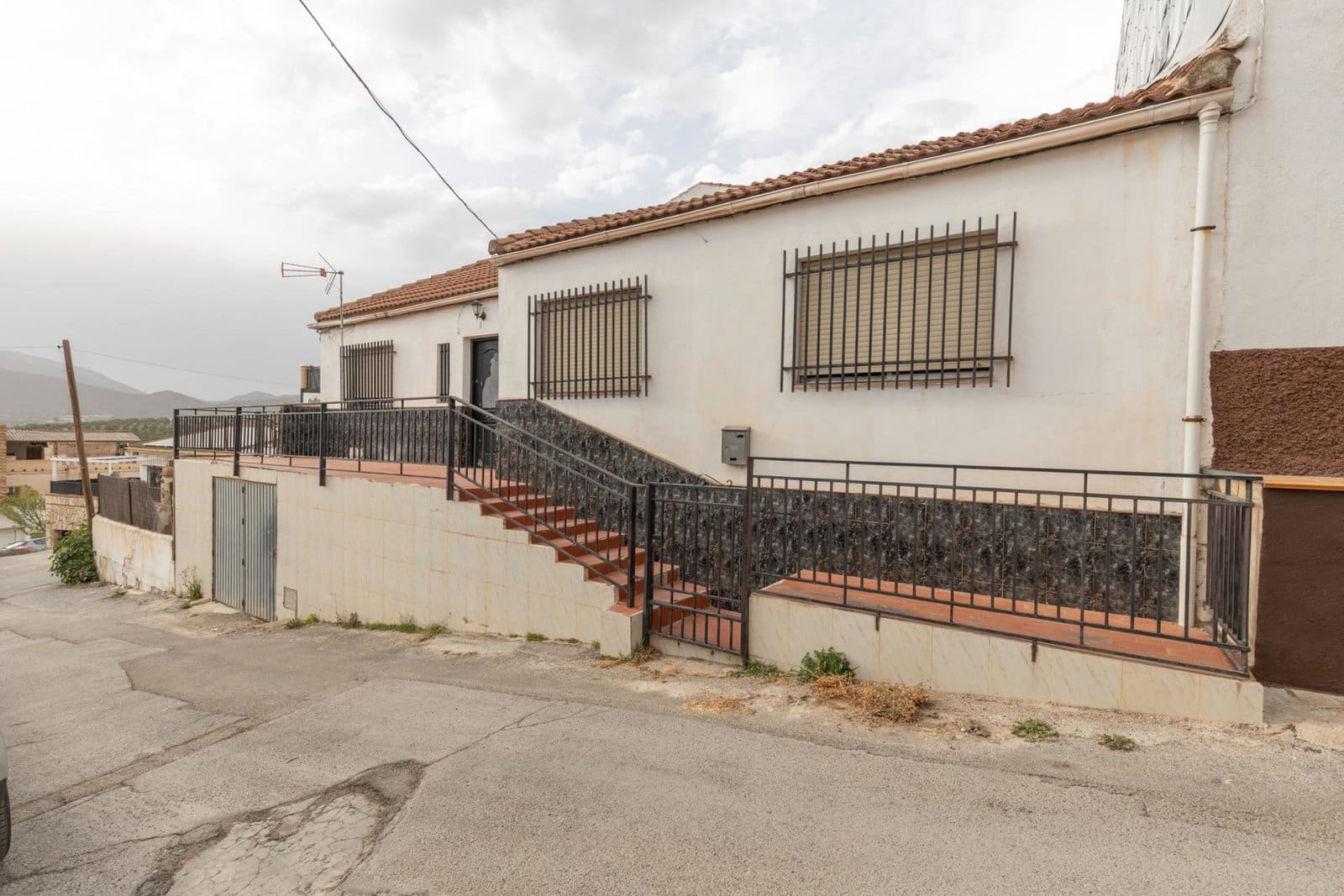 4 soverom Villa til salgs i Iznalloz med garasje - € 90 000 (Ref: 9942032)