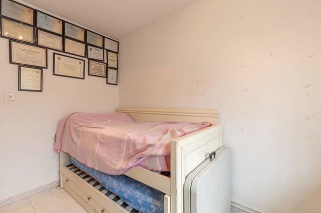 4 soverom Villa til salgs i Iznalloz med garasje - € 110 000 (Ref: 9942032)