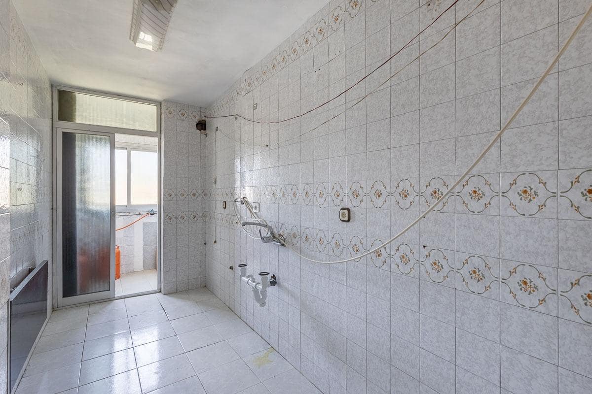 Apartamento de 3 habitaciones en Granada ciudad en venta con garaje - 115.000 € (Ref: 9984619)