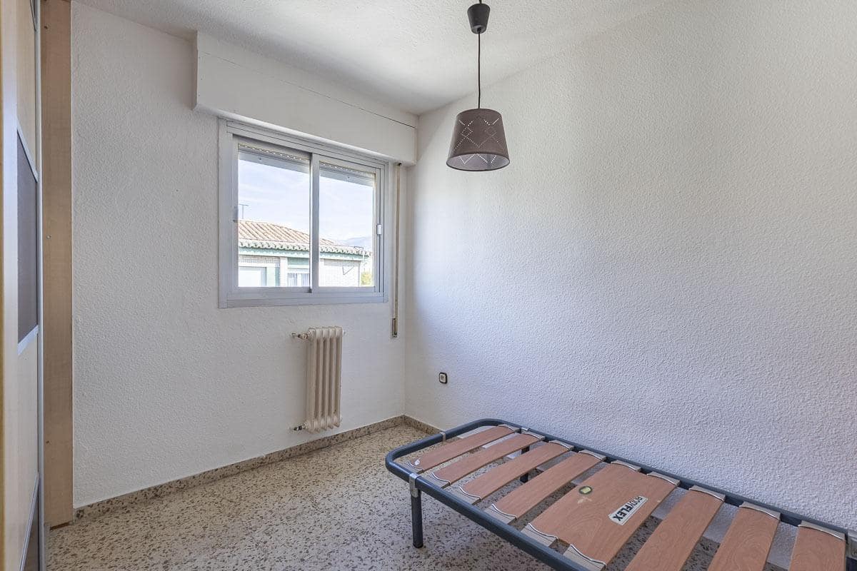 Apartamento de 3 habitaciones en Granada ciudad en venta con garaje - 115.000 € (Ref: 9984619)