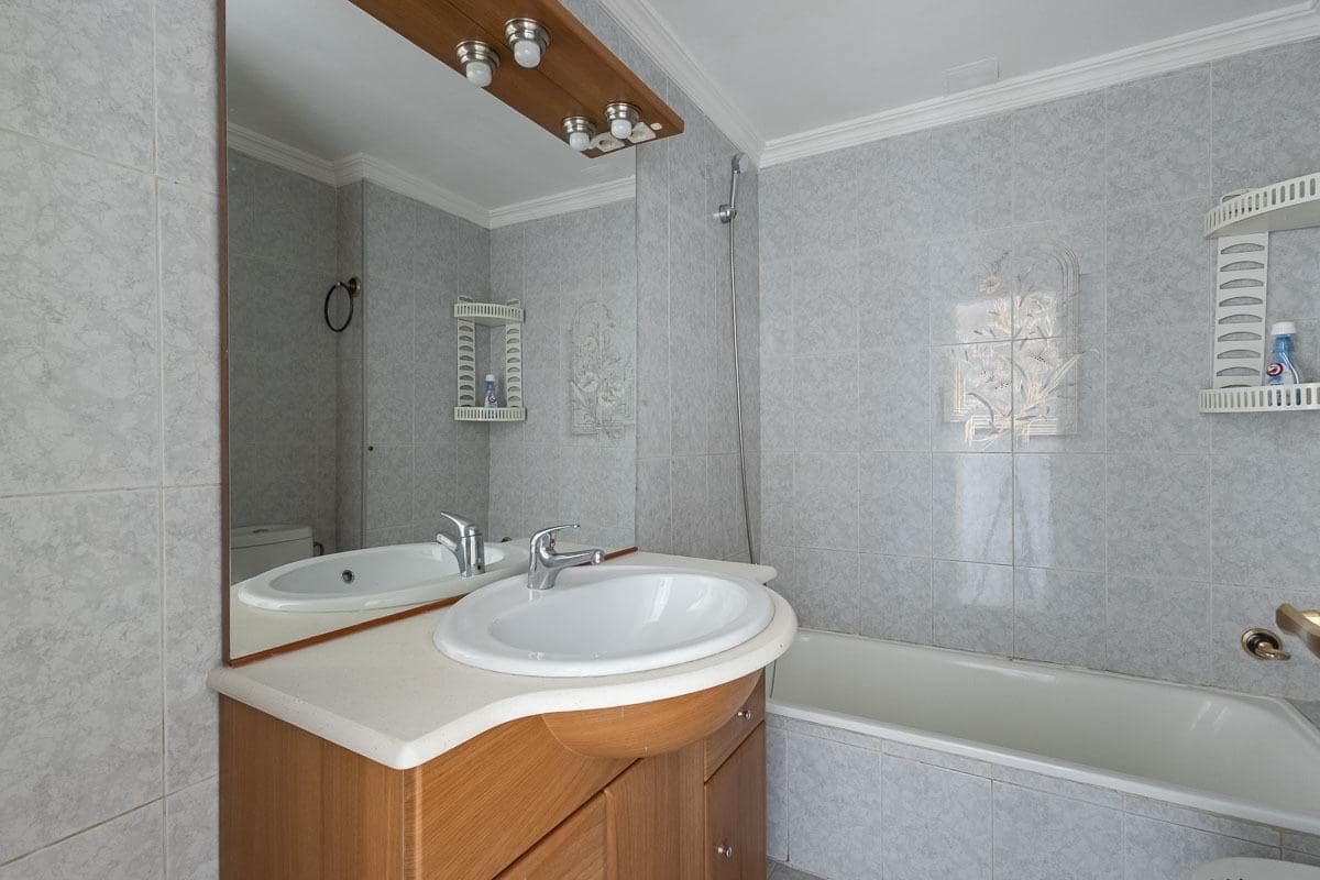 Apartamento de 3 habitaciones en Granada ciudad en venta con garaje - 115.000 € (Ref: 9984619)