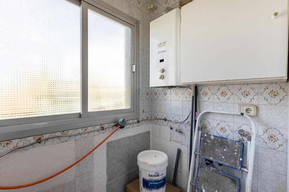 Apartamento de 3 habitaciones en Granada ciudad en venta con garaje - 115.000 € (Ref: 9984619)