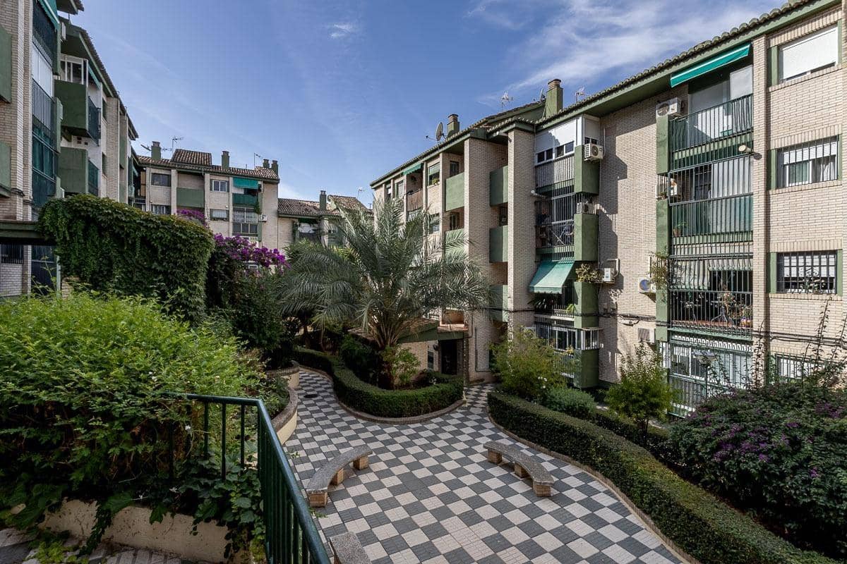 Apartamento de 3 habitaciones en Granada ciudad en venta con garaje - 115.000 € (Ref: 9984619)