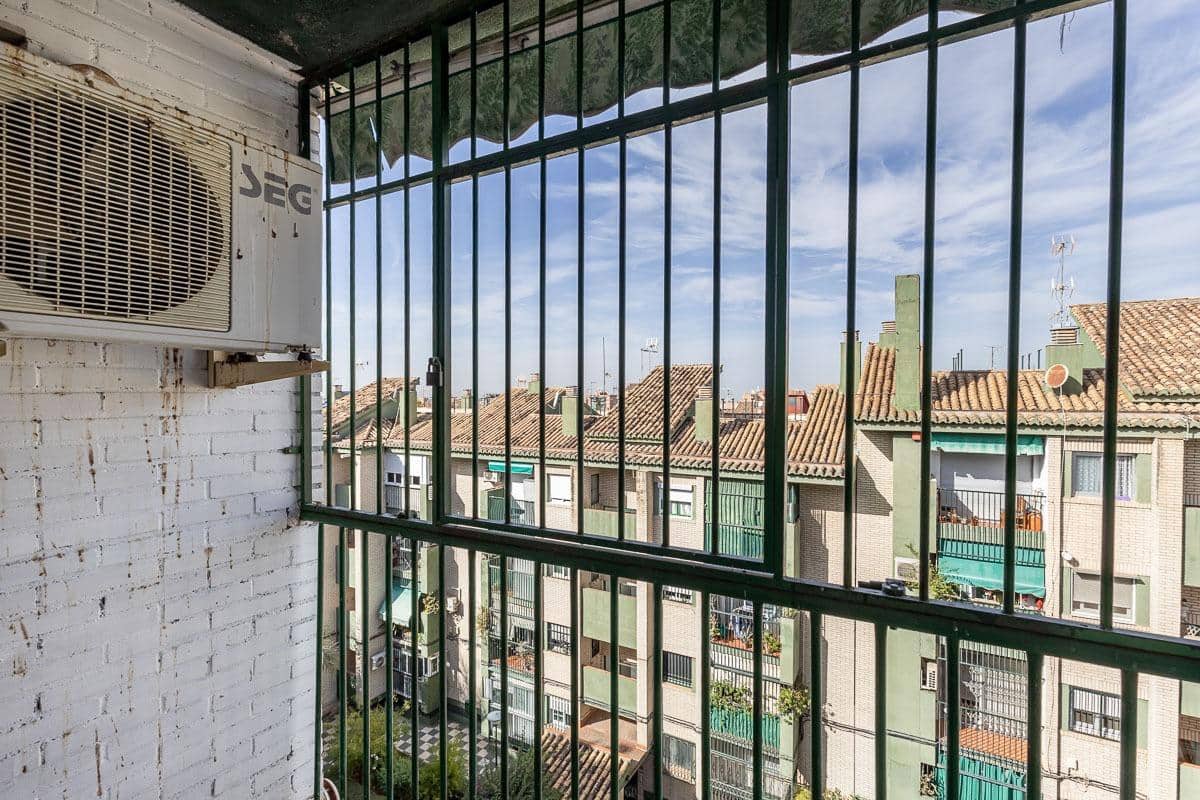 Apartamento de 3 habitaciones en Granada ciudad en venta con garaje - 115.000 € (Ref: 9984619)
